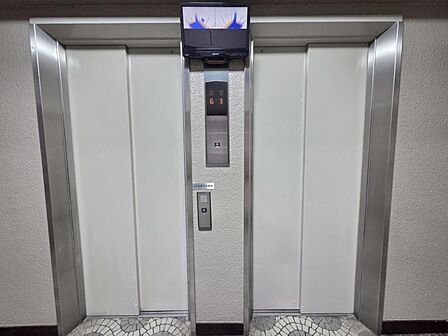 エレベーターは2基ありますので朝の忙しい時間帯もスムーズです。