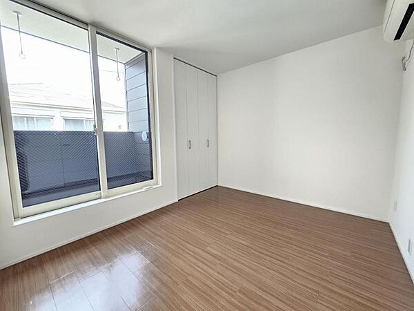 洋室：バルコニーに面したお部屋は日当たり、通風良好です！