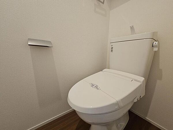 ホワイトのトイレは清潔感があって気持ちいいですね