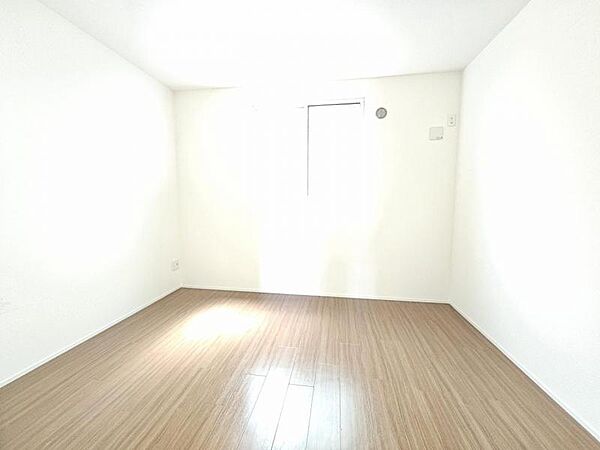洋室：ベッドやデスクなど、お好きなインテリアを揃え、お好みのお部屋づくりをお楽しみください！