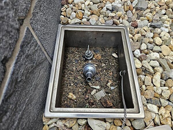 使わない時はホースを外して蓋を締めれば邪魔にならない散水栓！