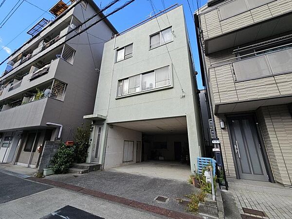 間口が広く重厚感のある佇まいです