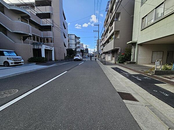 前面道路が広く、車でのすれ違いや駐車もスムーズです