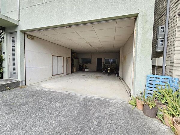 駐車スペースにはトイレもあり、作業中も安心ですね！