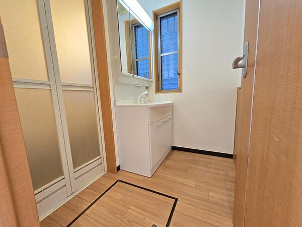 自然光が入る洗面室。換気も良好！
