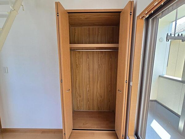洋室5．3帖：収納力のあるクローゼットが備わっています。