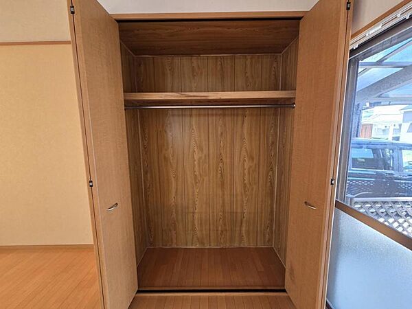 リビング横の収納スペース。お子様のおもちゃなど、ごちゃつきがちな荷物もすっきり片付きますよ！