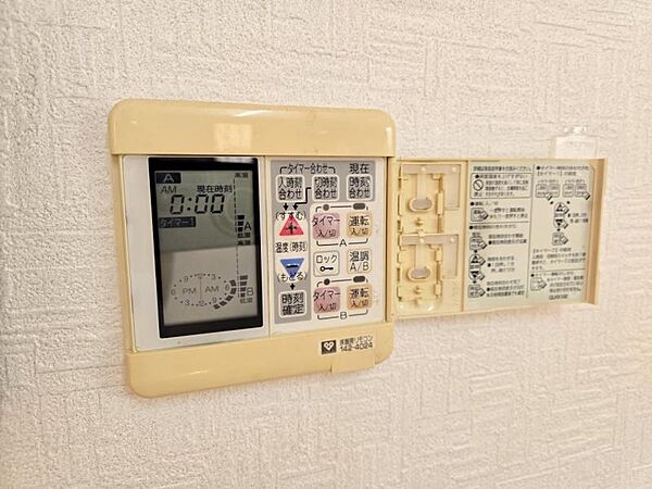 足元から暖かく快適な床暖房がありますよ！