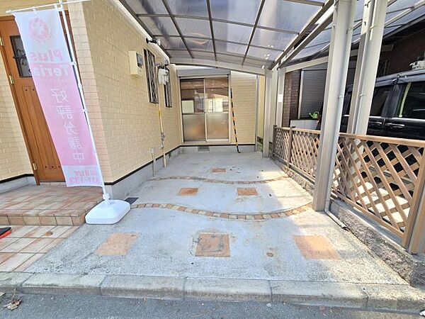 ガレージが広く、物置なども置けそうですね♪