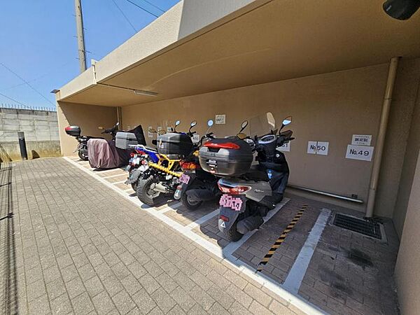 バイク置き場もしっかり確保されています！