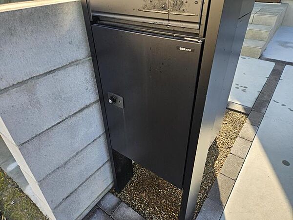 不在時でも荷物を受け取ることができ、再配達の手間もいらない便利な宅配ボックス付き。