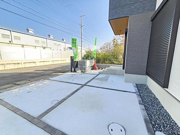 交通量の少ない前面道路で駐車もスムーズ！