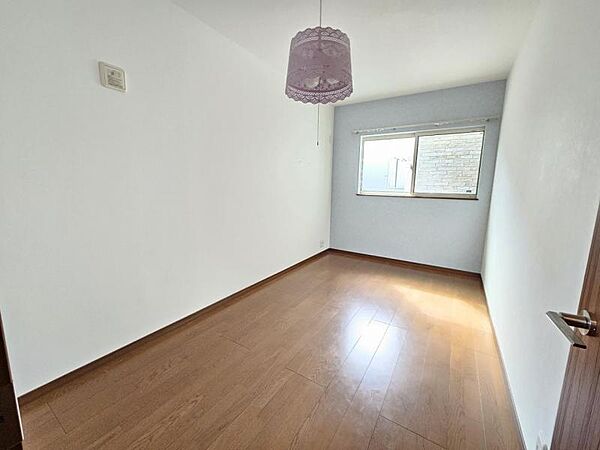 洋室6．5帖：ベッドやデスクなど、お好きなインテリアを揃え、お好みのお部屋づくりをお楽しみください！