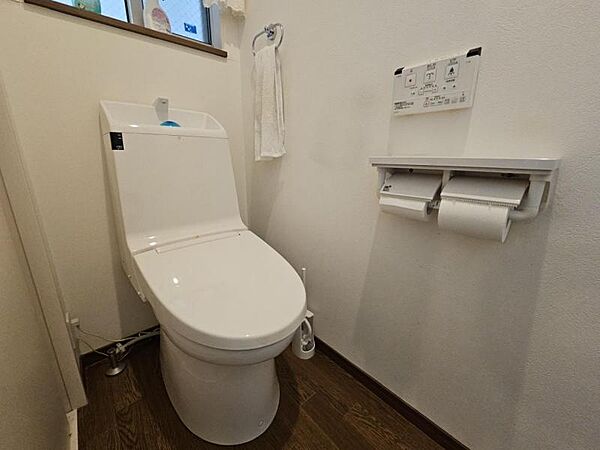 使いやすいサイドパネル仕様の温水洗浄便座付トイレです！