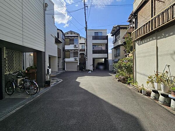車通りの少ない前面道路でお子様にも安心。