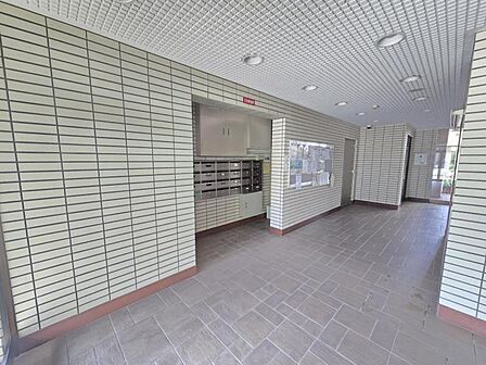 ベビーカーでの通行もしやすい、広々としたエントランスです。