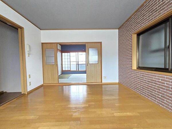 ＬＤＫ8帖：お掃除がしやすく、清潔さを保ちやすいフローリング仕上げの内装！