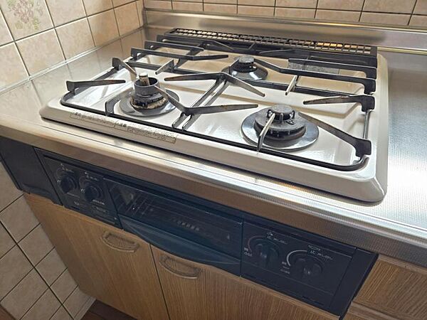 使い勝手の良さが考えられた3口コンロで、お料理の効率もアップ！