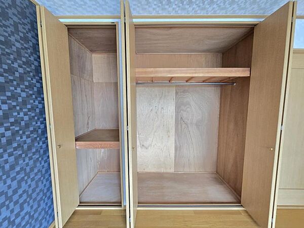 洋室7．5帖：ハンガーポールや棚が備え付けられた収納はデッドスペースなく使えて便利です♪