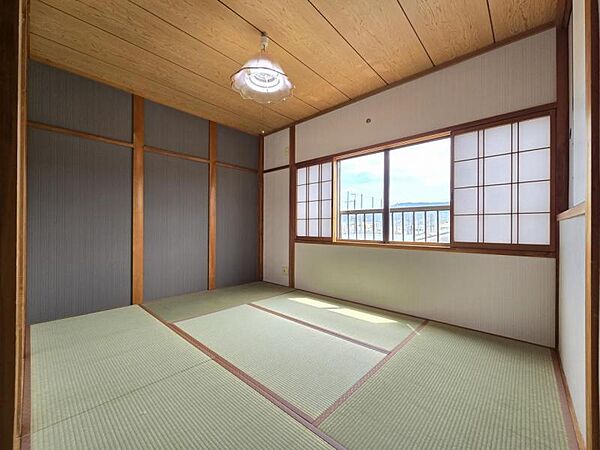 和室6帖：突然の来客にもサッとお布団を敷ける和室が便利！