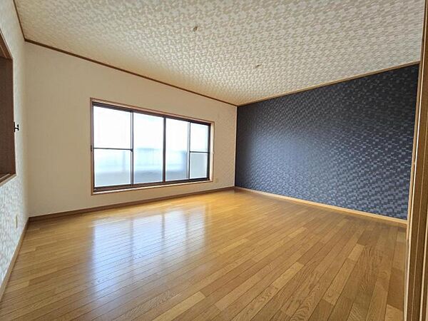 洋室7．5帖：広さにゆとりがあり、大きめベッドの配置も可能。主寝室にもおすすめです。