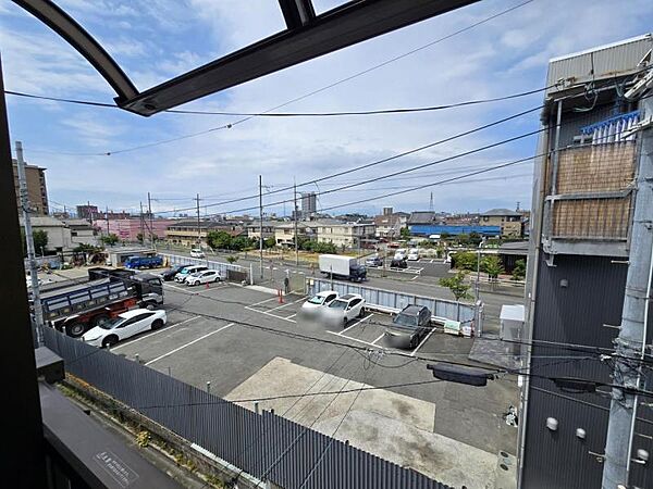 周りには高い建物がなく、空が広く感じられる立地！