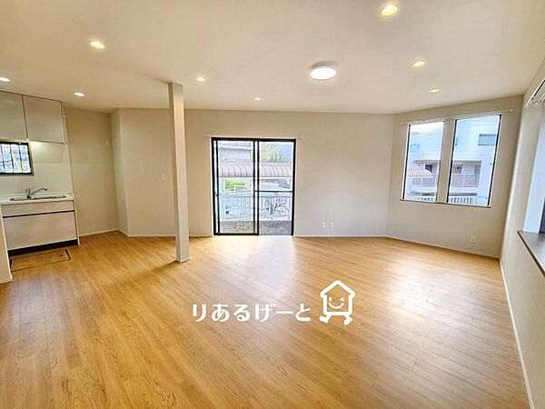 ＬＤＫ18帖：清潔感があり、明るく落ち着いた雰囲気の室内空間！