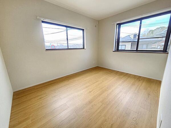 洋室6帖：2面採光で風通しも良く、お部屋の隅々まで明るい印象です