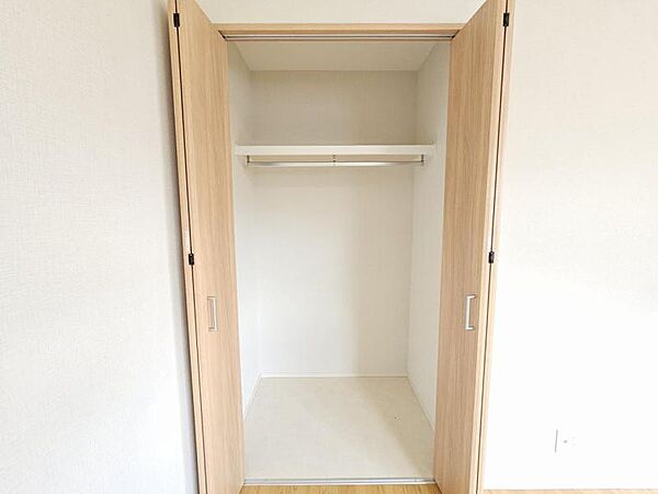 洋室7帖：収納もしっかり充実してますね