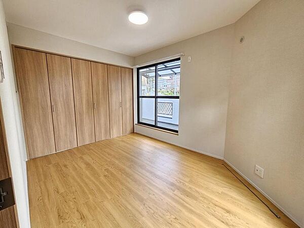 洋室6．25帖：バルコニーに面したお部屋は日当たり、通風良好です！
