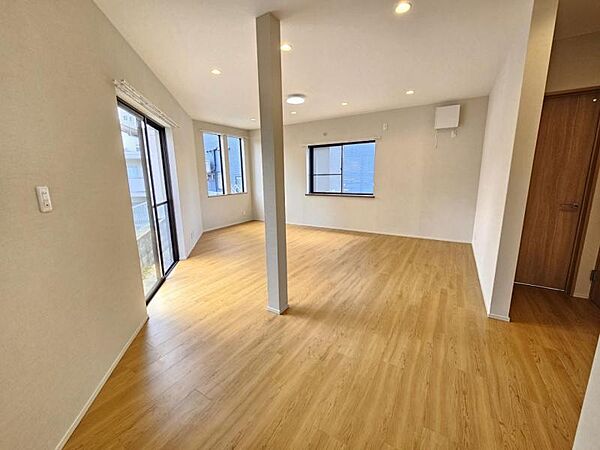 ＬＤＫ18帖：リフォーム済みできれいなリビングです！