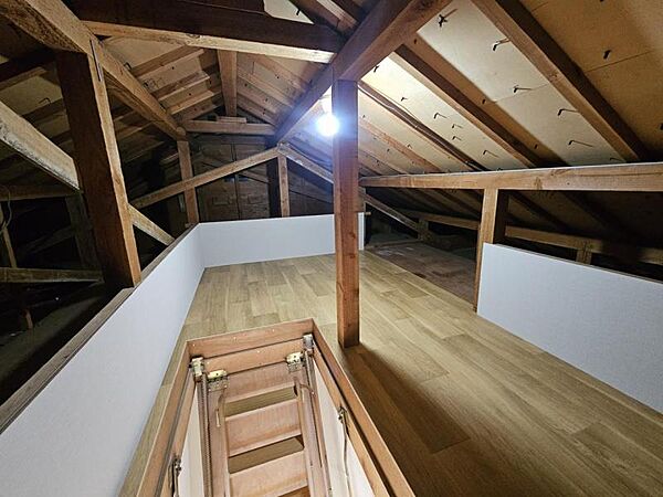 屋根裏収納！階段の上り下りがありますが、使用頻度の少ない物や家族の思い出はたっぷりと収納できますね！