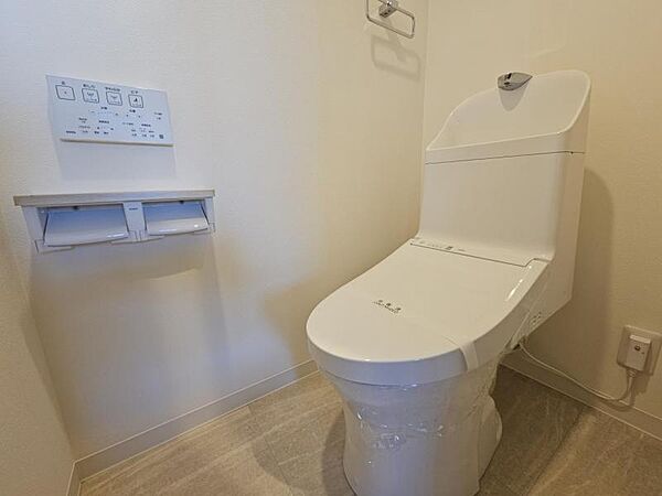使いやすいサイドパネル仕様の温水洗浄便座付トイレです！