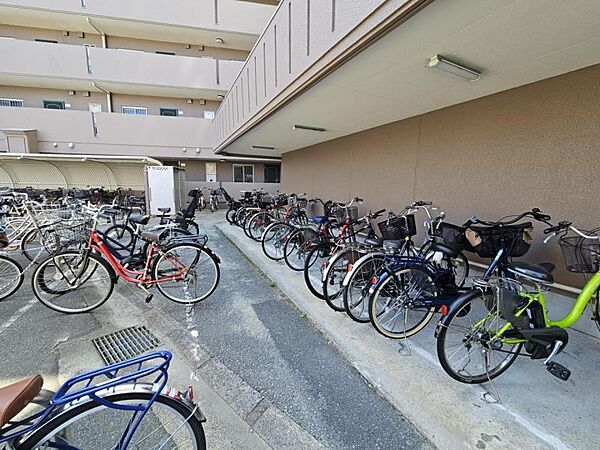 屋根付きの駐輪場で自転車が雨に濡れず安心！