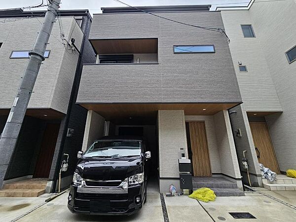 閑静な住宅地のおしゃれな外観のお家です