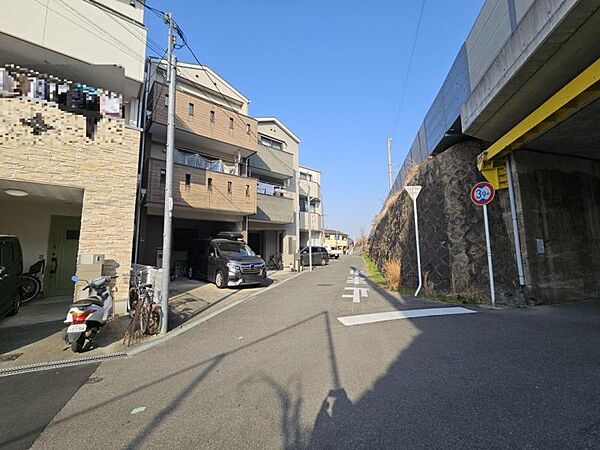 周りには高い建物がなく、空が広く感じられる立地！