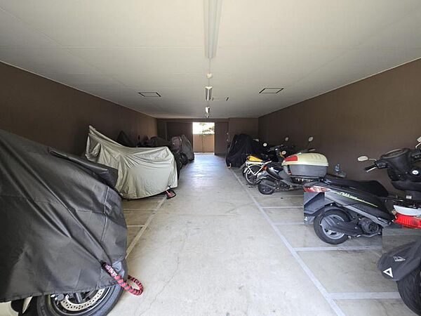 バイク置場があるので大切なバイクをゆったりと置くことができますね！