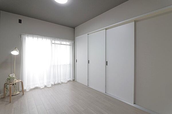 洋室6帖：バルコニーに面したお部屋は日当たり、通風良好です！