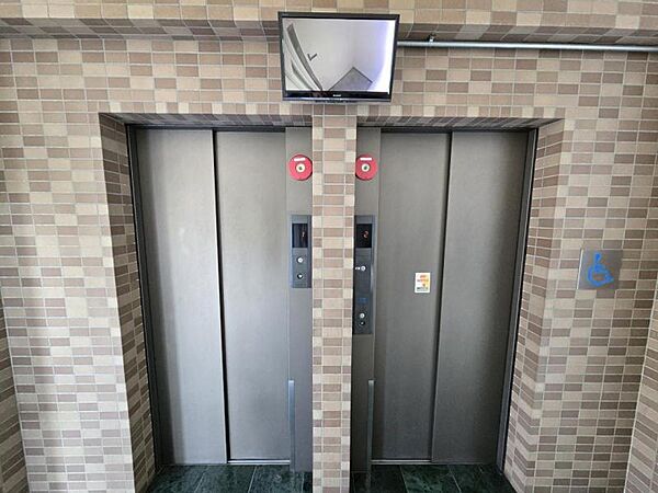 エレベーターは2基ありますので朝の忙しい時間帯もスムーズです。