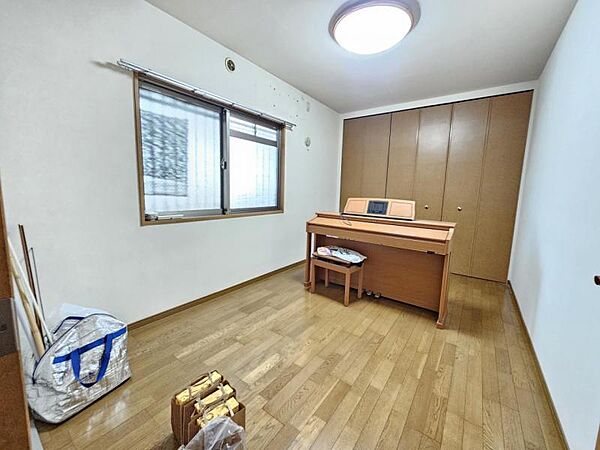 洋室6．4帖：爽やかな風を感じて起きる朝は快適生活の始まり！
