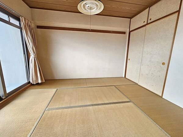 和室：リビングにつながった和室スペースは、おむつ替えやお昼寝に最適です。