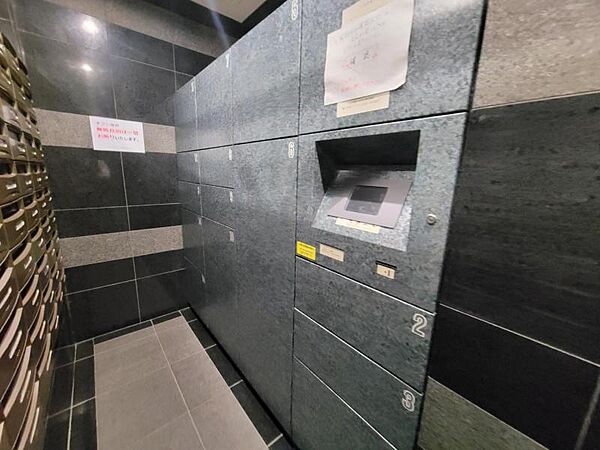 不在時でも荷物を受け取ることができ、再配達の手間もいらない便利な宅配ボックス付き。