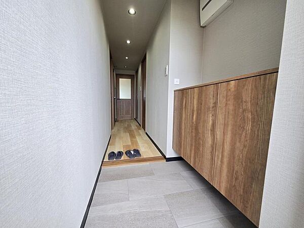 落ち着いた雰囲気のシンプルな玄関です。