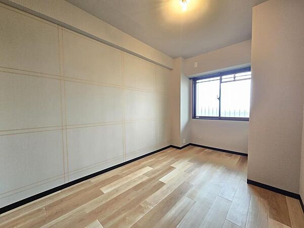 洋室5帖：コンパクトなお部屋ですが収納を設けており広くお使い頂けます！