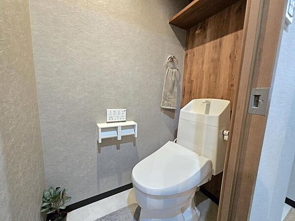 使いやすいサイドパネル仕様の温水洗浄便座付トイレです！