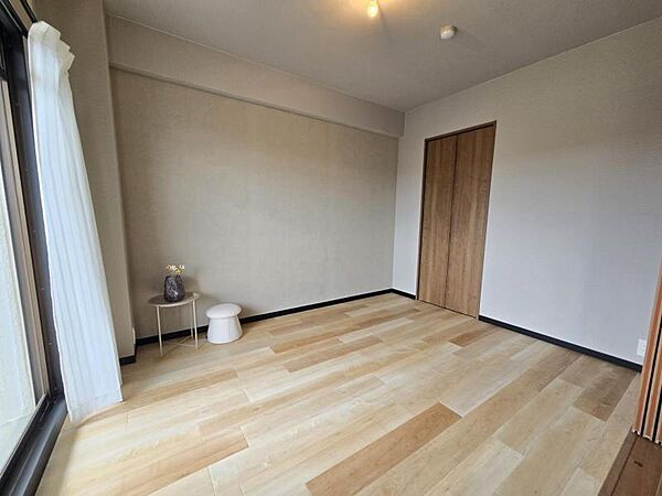洋室6．5帖：リビングの延長としても個室としても使えるお部屋です！