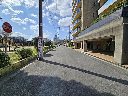 前面道路広くてすっきりとした街並みです!