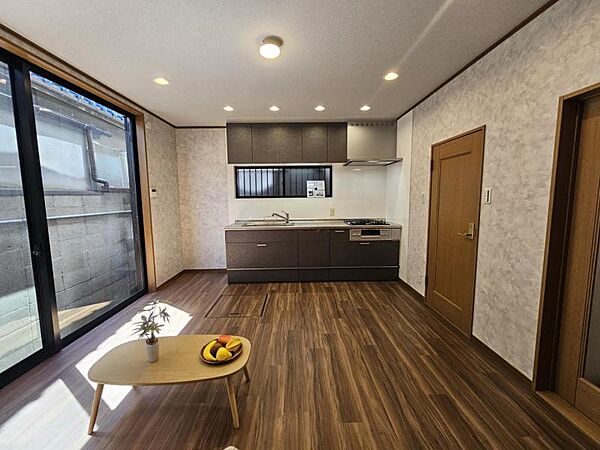 ＬＤＫ10帖：落ち着いた雰囲気の中にも、洗練された印象を受けます。