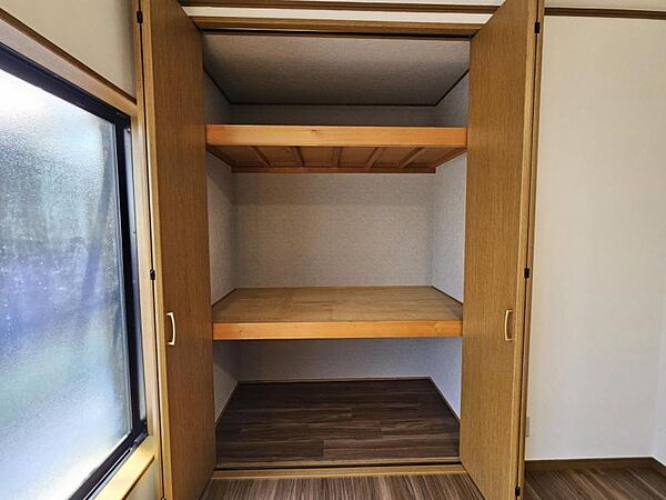 洋室6帖：上部と下部に分かれた2段構造になっているため、荷物の出し入れがしやすいです。