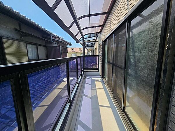 屋根付きで急な雨で洗濯物が濡れる心配も少ないバルコニー！